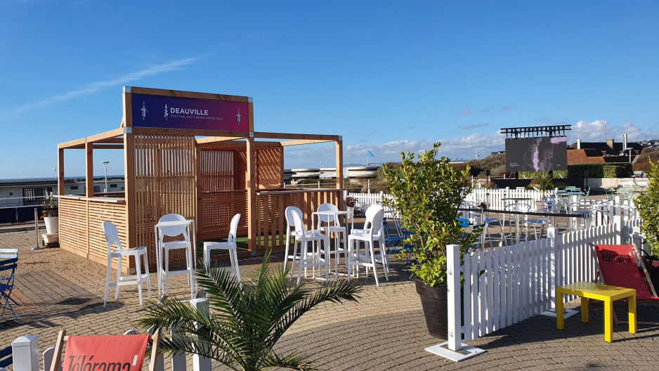 Festival du Cinéma Américain Deauville - Aménagement de la terrasse du CID avec mobilier, bar et terrasse écoresponsable