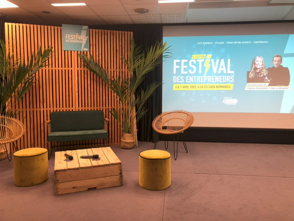 Festival des entrepreneurs CCI CAEN 2023 - ménagement espace de conférence en cloison bois