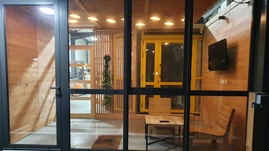 EvoKub - Aménagement espace d'accueil client avec solution modulable et démontable en bois