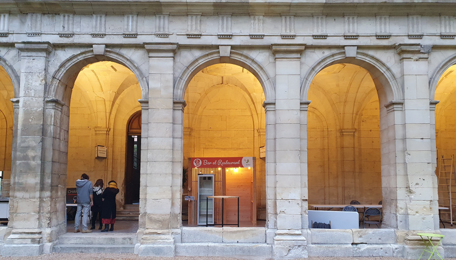 Aménagement de stand de restauration éphémère en bois dans un lieu historique à Caen - Evénement Croq Festival