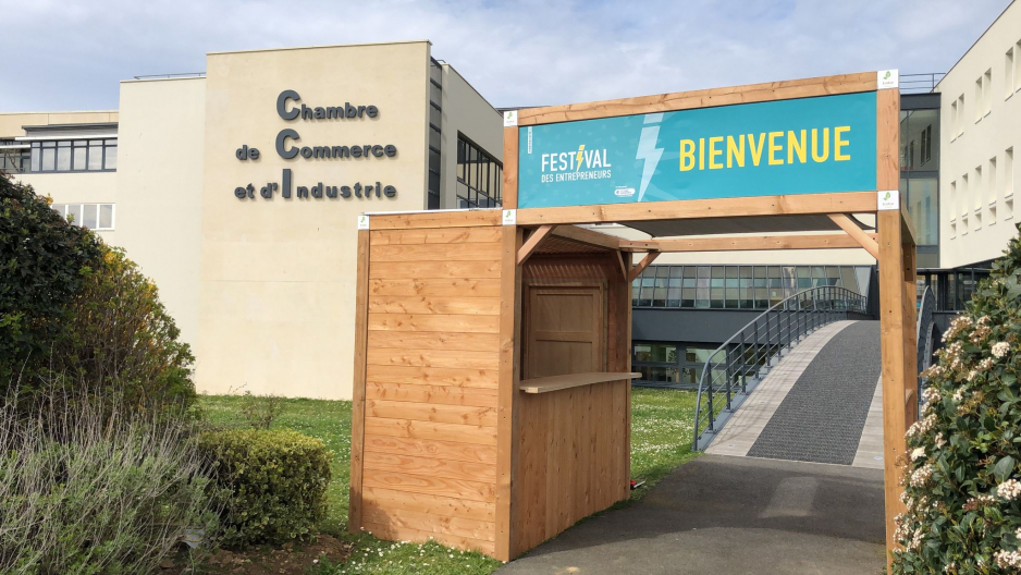 Festival des entrepreneurs CCI 2023 - Arche personnalisée avec desk d'accueil abrité