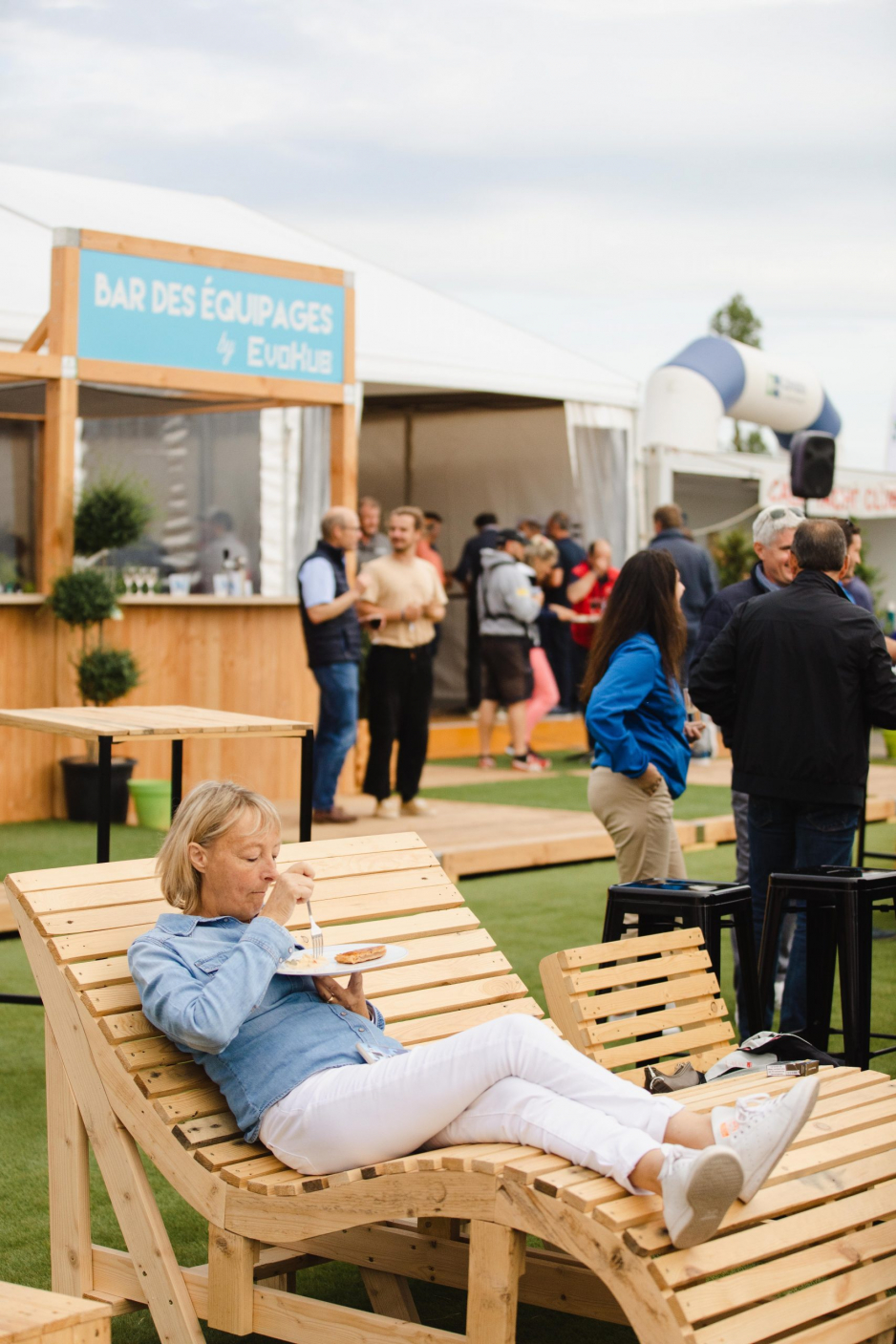 Chaise longue géante en bois upcyclé Norlanda's Cup 2022 - Caen conception et location d'un espace VIP pour événement sportif : bar, terrasse, buvette