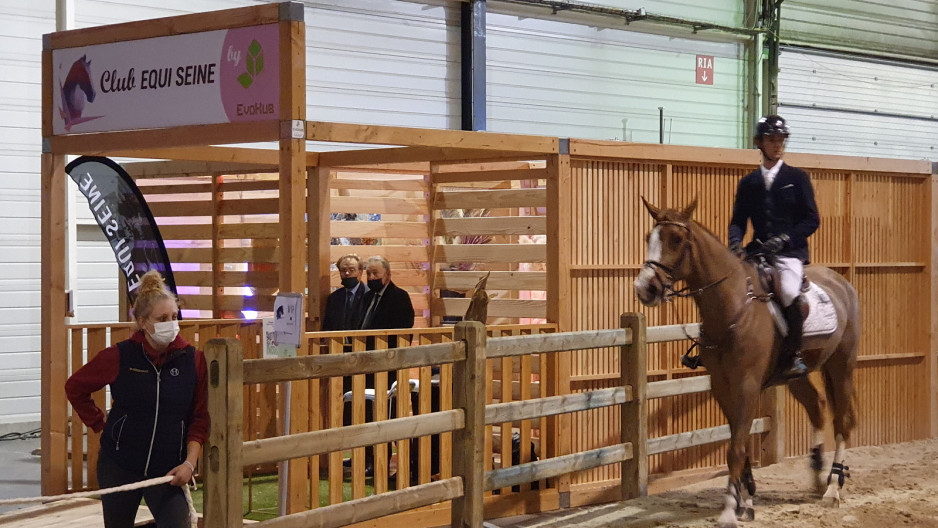 Equi'seine - Accueil espace vip EvoKub en bois vu coté piste entrée chevaux - Rouen 2021