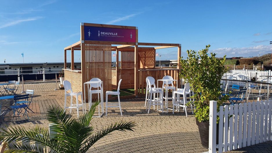 Aménagement espace de cocktail outdoor - Espace VIP festival cinéma américain de Deauville