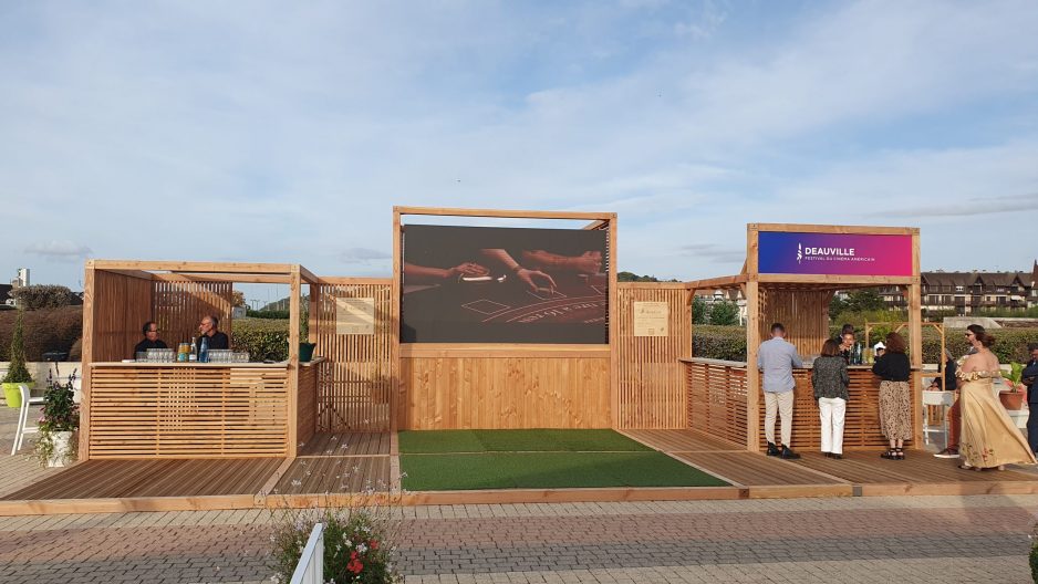 Amenagement espace vip - terrasse et bar pour evenementiel durable - festival du cinéma américain de Deauville Amenagement espace vip - terrasse et bar pour evenementiel durable - festival du cinéma américain de Deauville